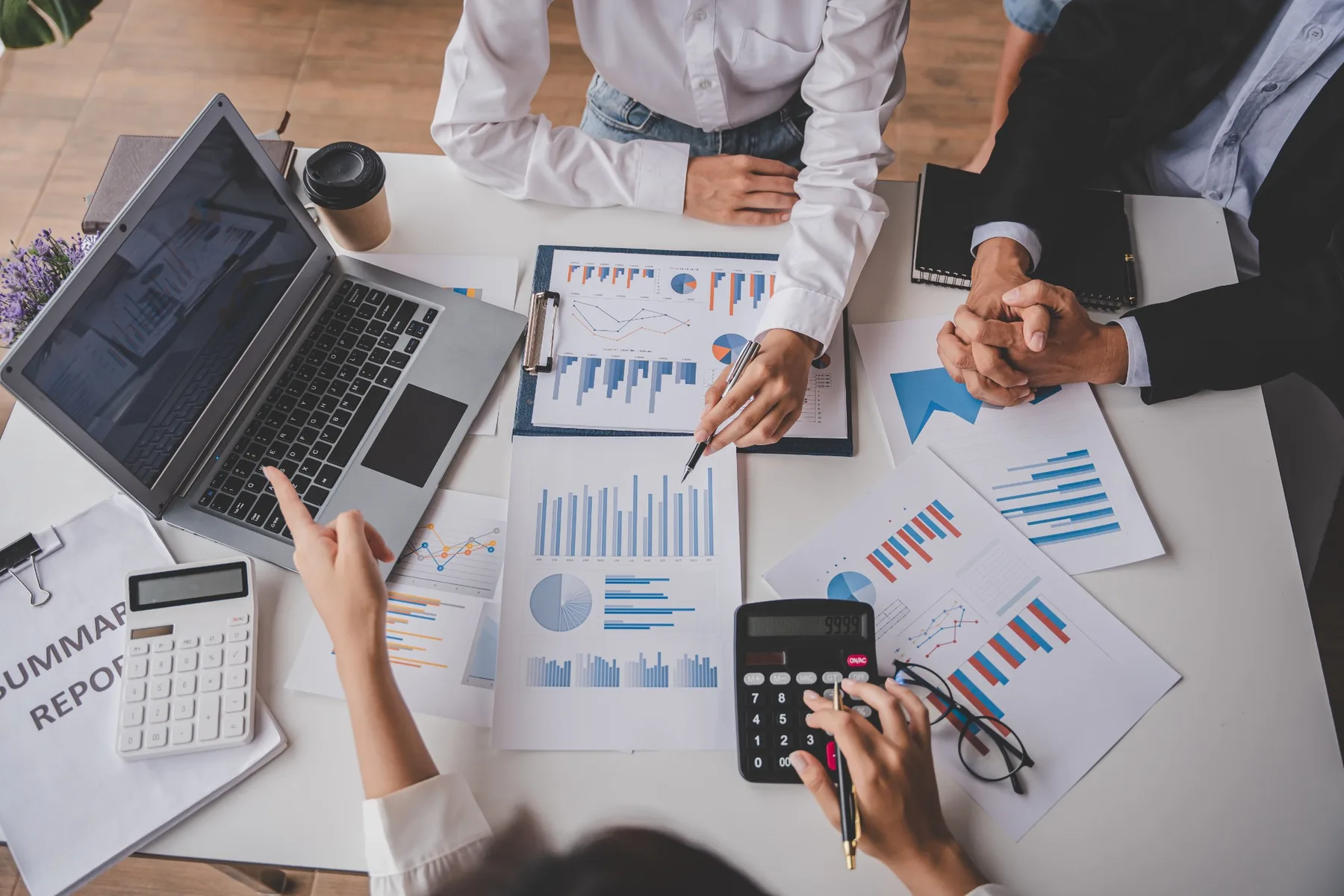 Reportes y gráficos sobre una mesa de trabajo